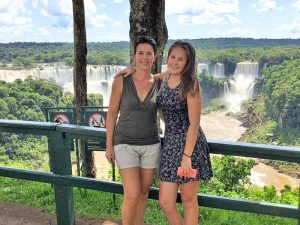 Gezin bij watervallen van Iguazu Brazilie