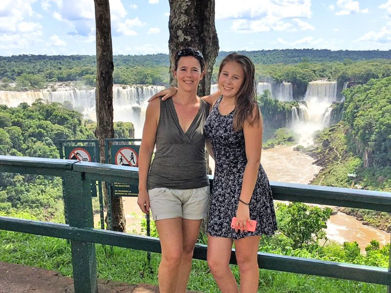 Gezin bij watervallen van Iguazu Brazilie
