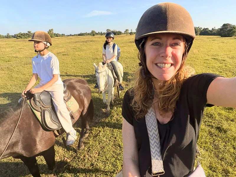Paardrijden met kinderen in Pantanal Brazilie