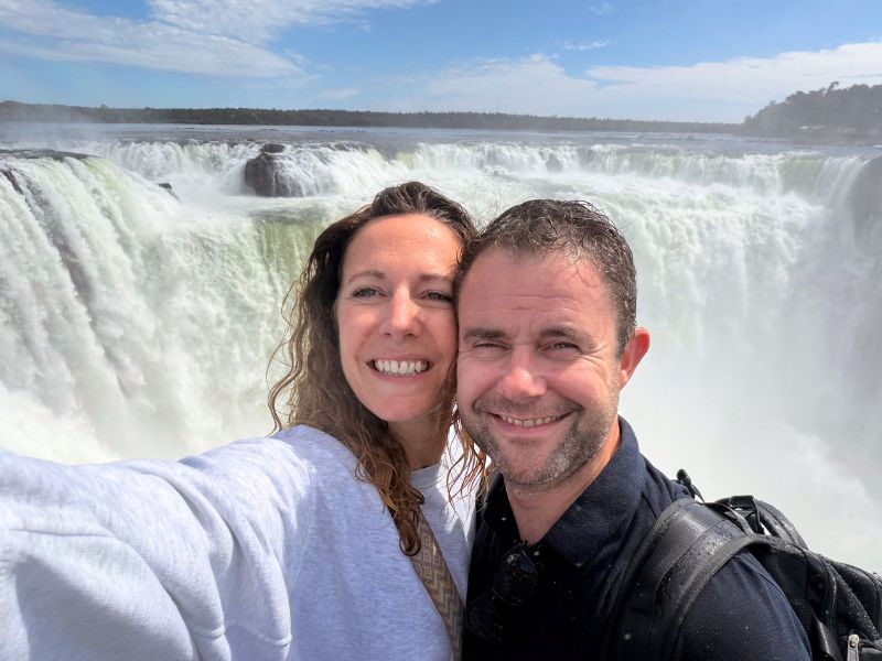 Reizigers bij de Iguacu watervallen