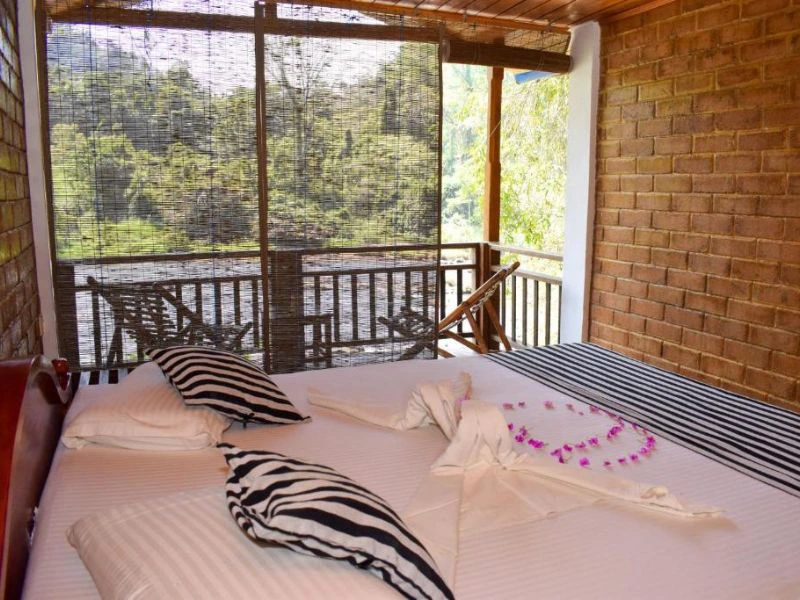 Sri Lanka raft hotel