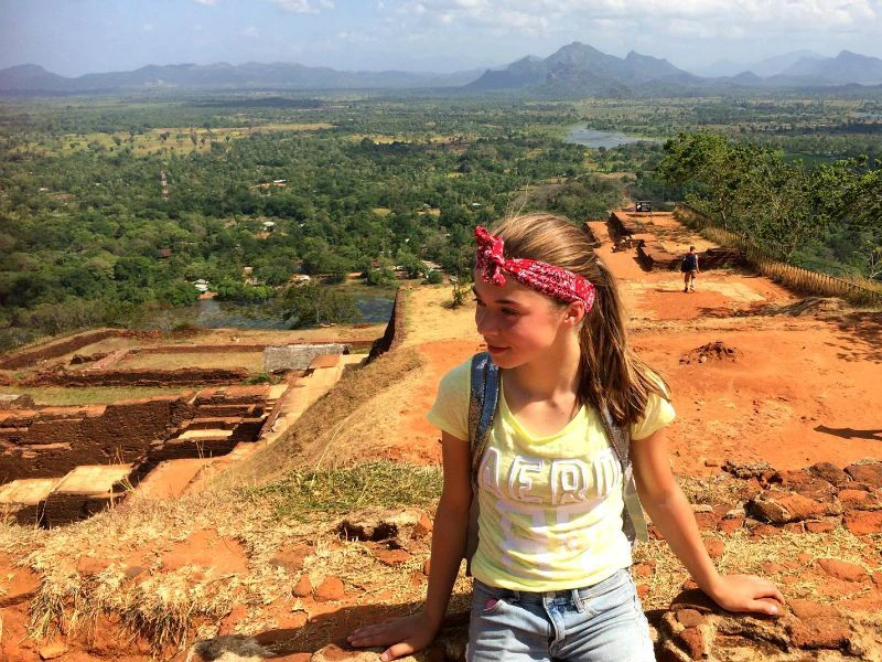 sigiriya-met-kinderen-bovenop-rots in Sri Lanka