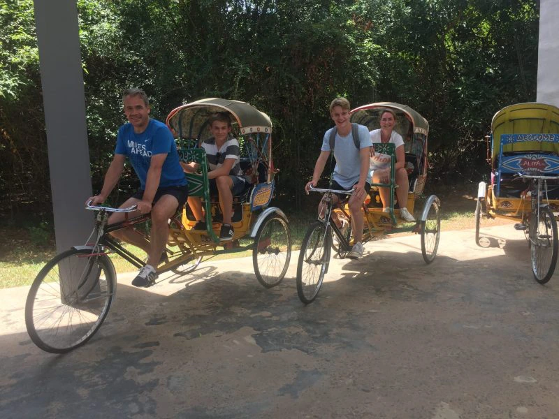 Familie in tuktuk Sri Lanka