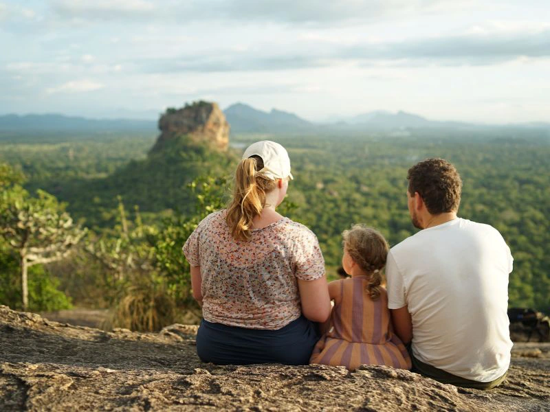 Gezin rust uit en geniet van het uitzicht.