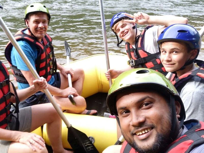 Familie aan het raften in Sri Lanka.