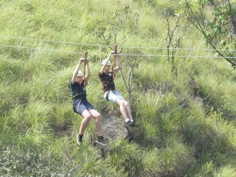Twee jonge reizigers hangen aan de zipline.