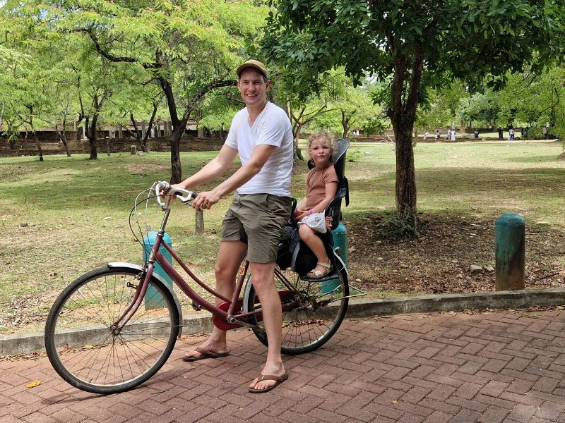 Vader en dochter op de fiets.
