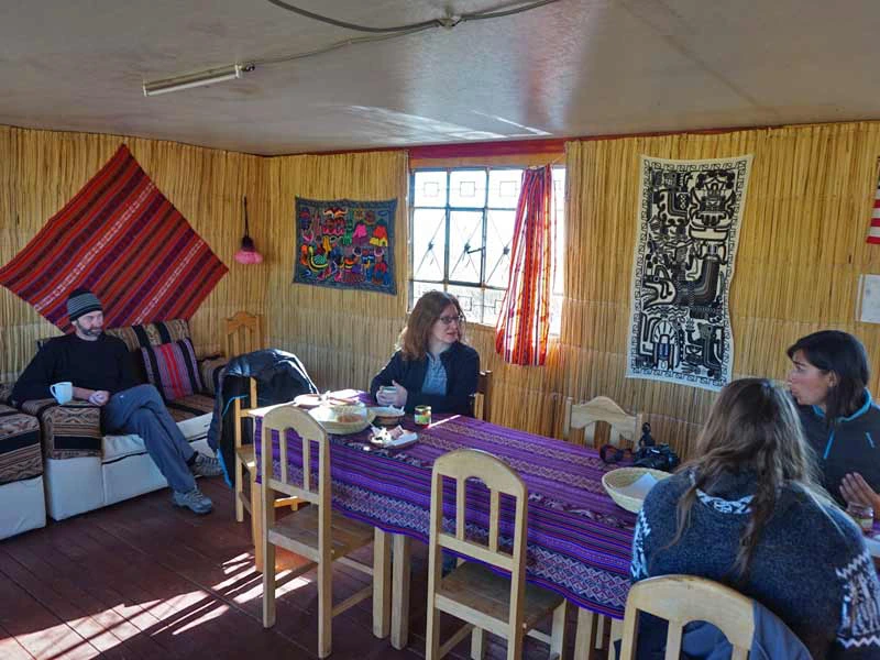 Peru kids - Titicacameer rieteiland restaurant