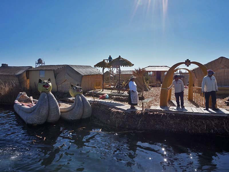 Peru kids - Titicacameer Uros eiland