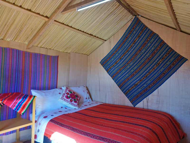 Peru kids - Titicacameer Uros hutje verblijf