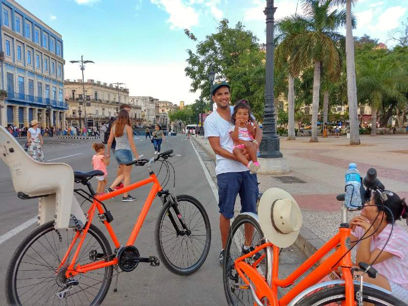 Havana Cuba met kinderen fietsen door de stad family