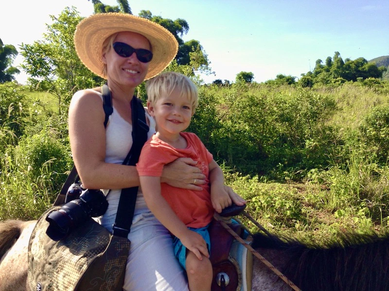 Paardrijden in Vinales, Cuba met kinderen