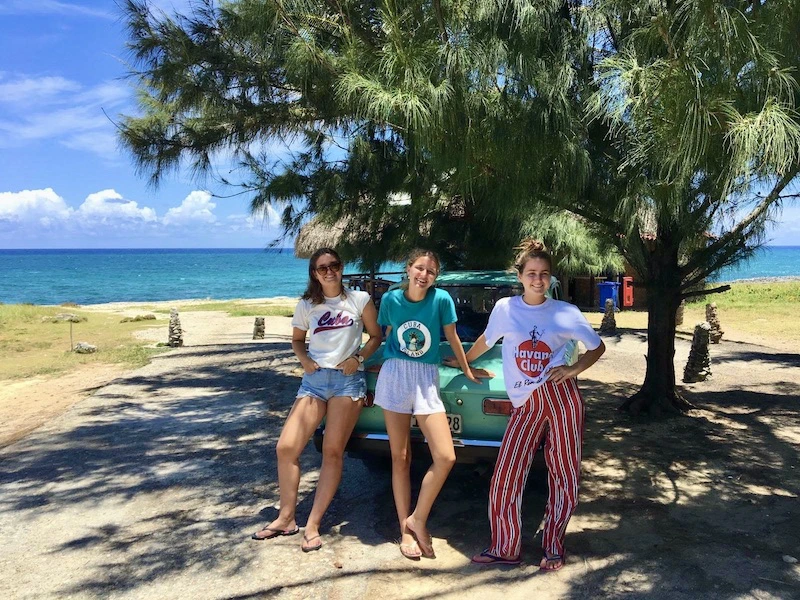 Strand en oldtimer, Cuba
