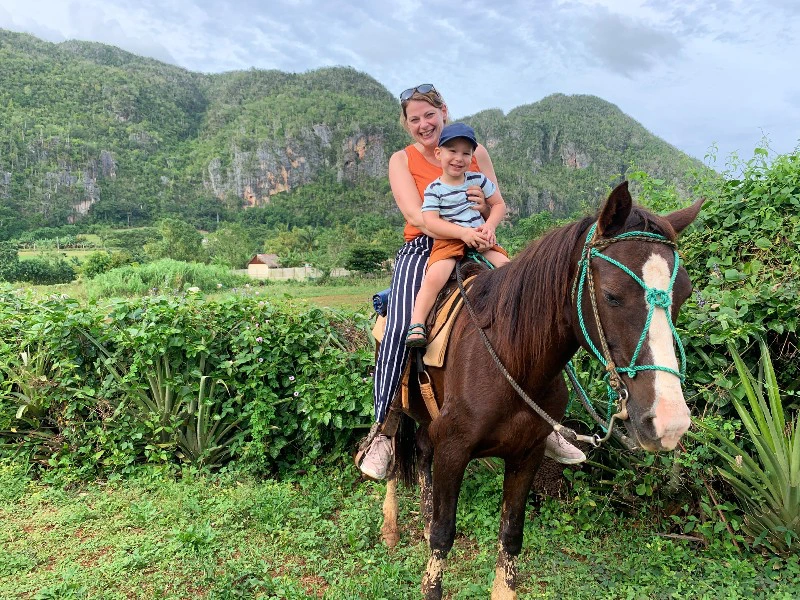 Cuba Vinales paardrijden met kinderen