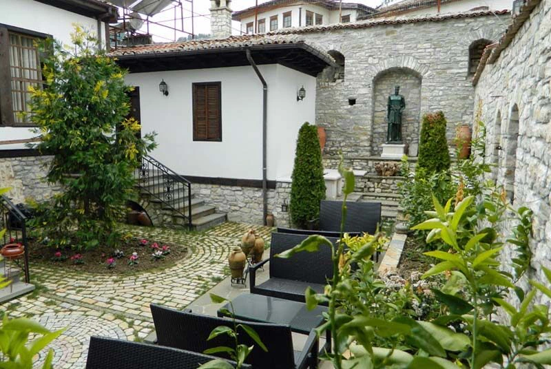 berat-hotel-standard-binnenplaats-800x536
