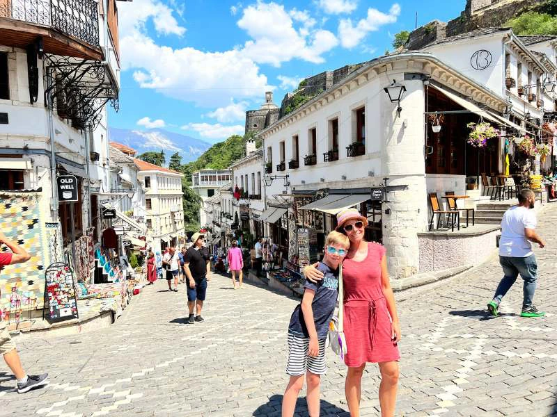 Gjirokaster met gezin Albanië