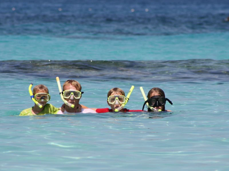 Kinderen snorkelen Maleisië