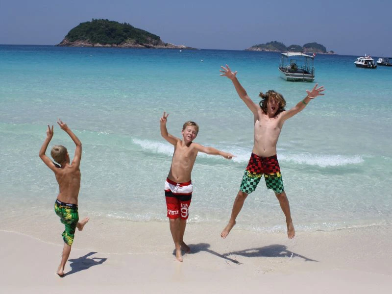 jongens op het strand