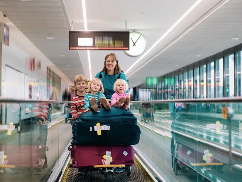 Familie op de luchthaven