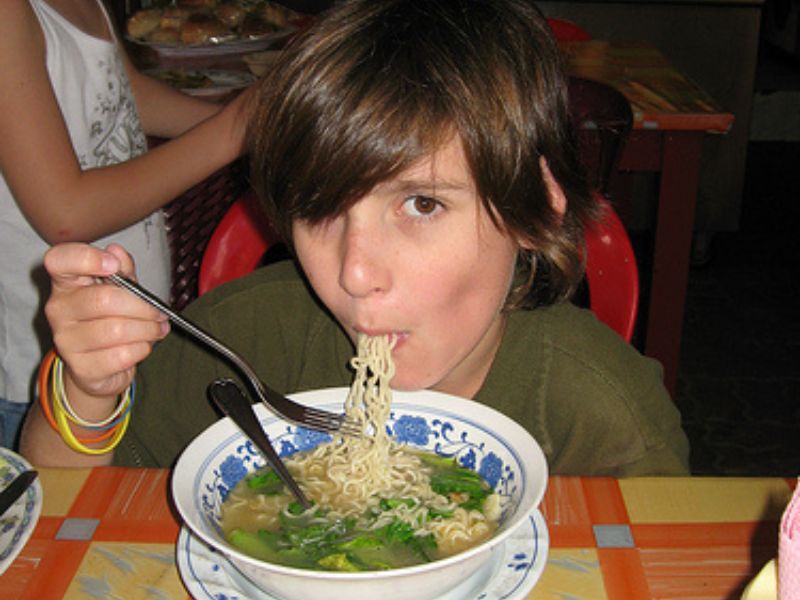 kind noodles eten - familie reizen Maleisie
