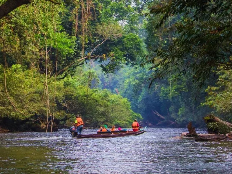 Met de boot door Taman Negera