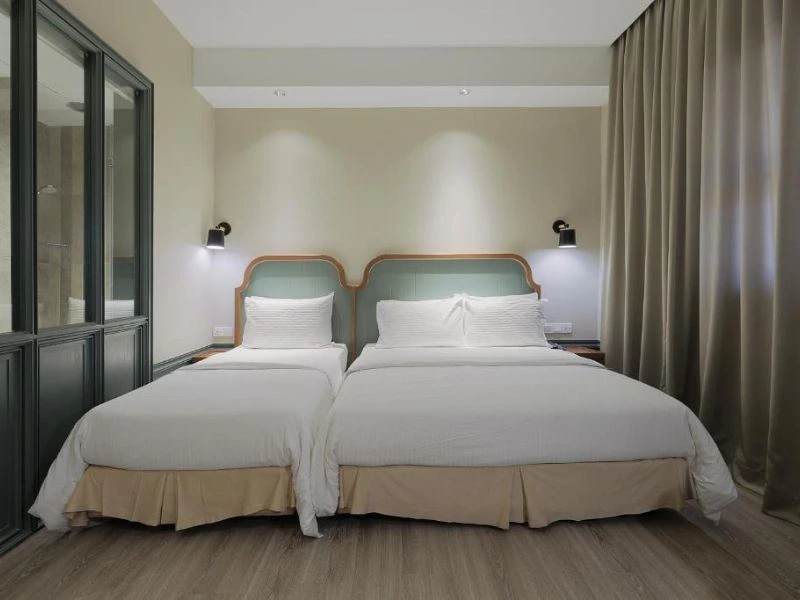 Slaapkamer met drie bedden in Kota Kinablau city hotel