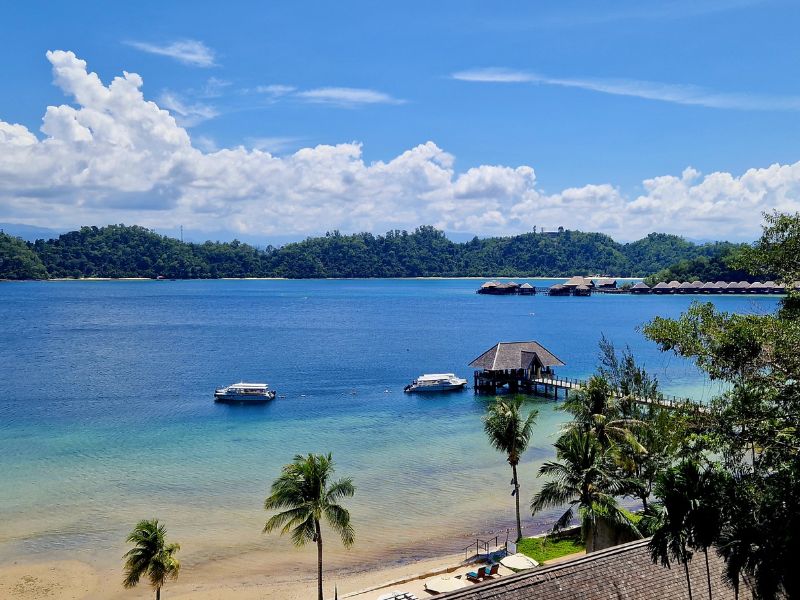 Luchtfoto van Gaya Island met helderblauw water