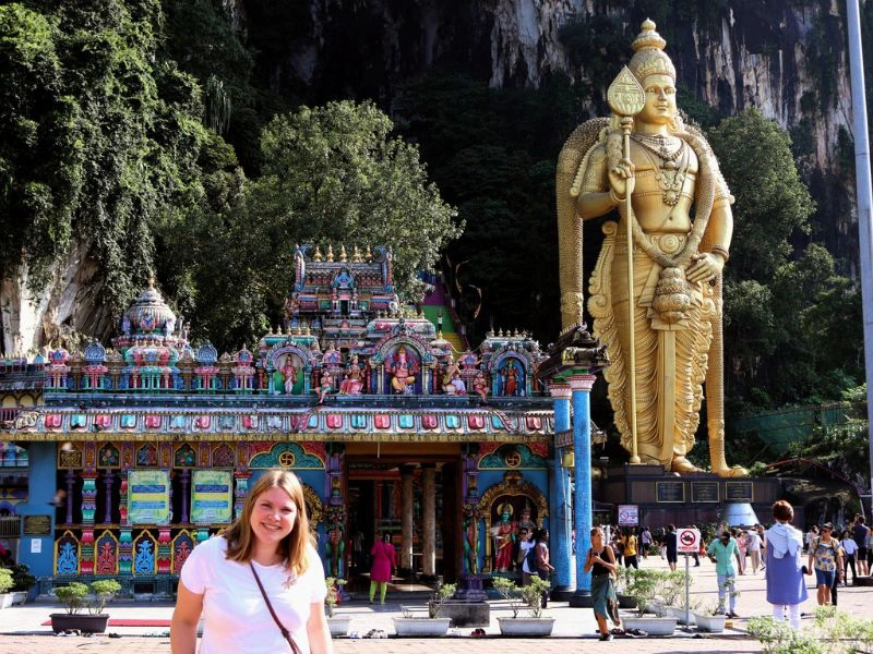 Vrouw poseert voor Kek Lok Si tempel in Penang