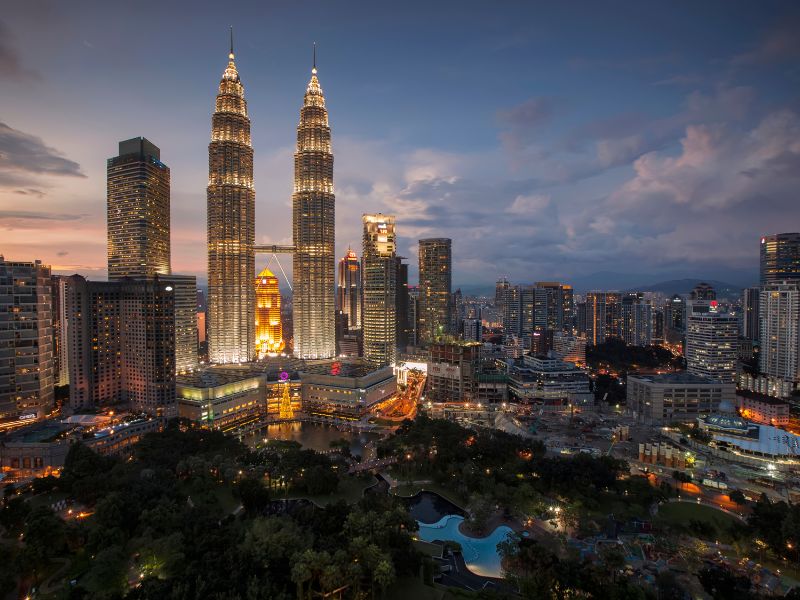 Overzicht foto van Kuala Lumpur met zonsondergang en gebouwen zijn verlicht