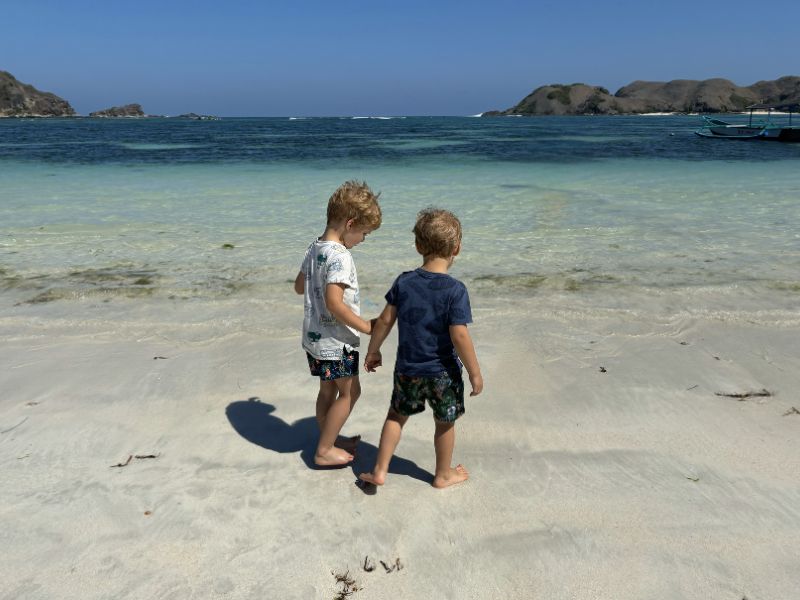 Kinderen lopen op het strand van Langkawi