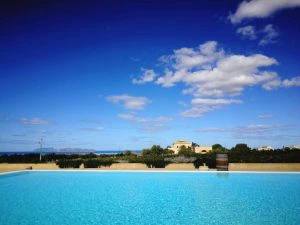 zwembad bij accommodatie in Marsala op Sicilië