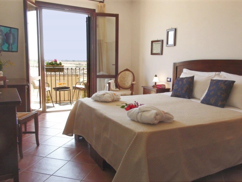 Slaapkamer met klein balkon in Avola