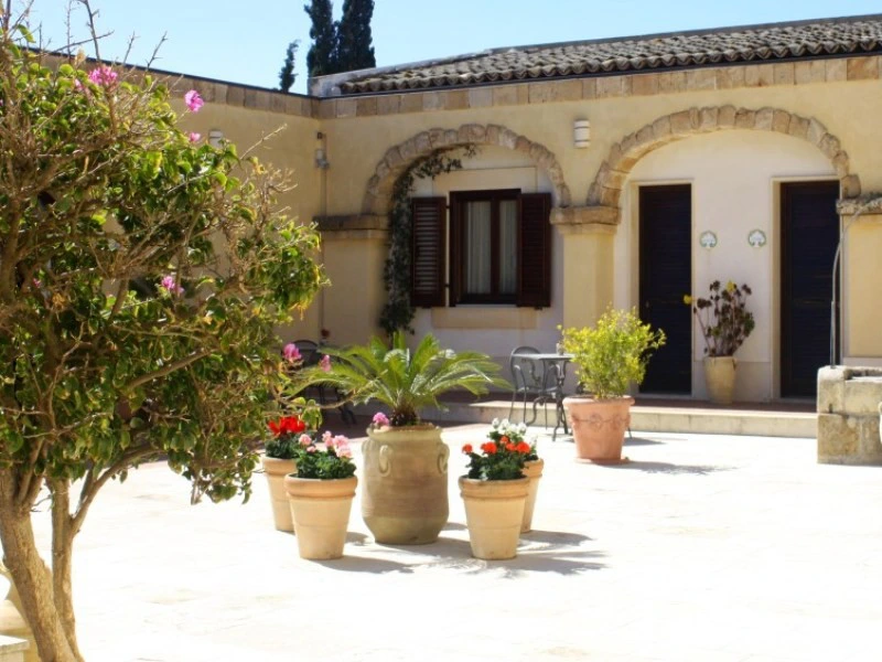 Binnenplaats van je hotel in Avola