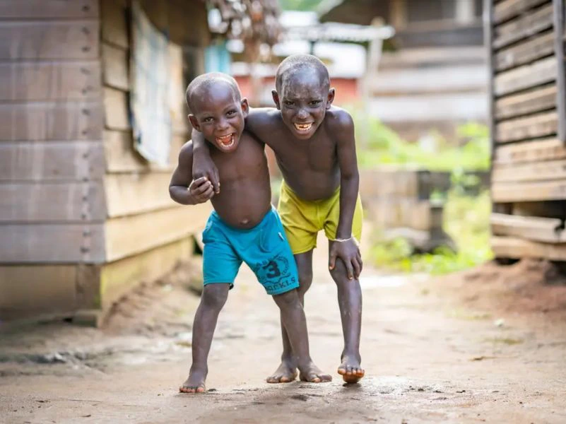 Lachende kinderen in Suriname