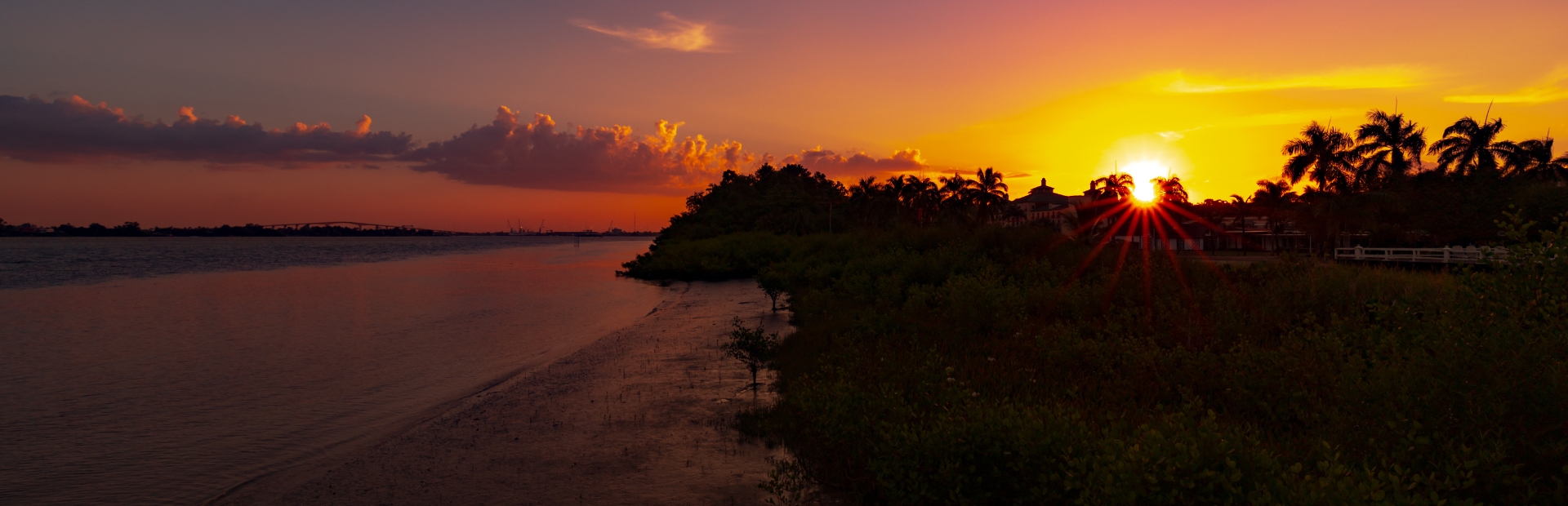 Zonsondergang bij strand in Suriname