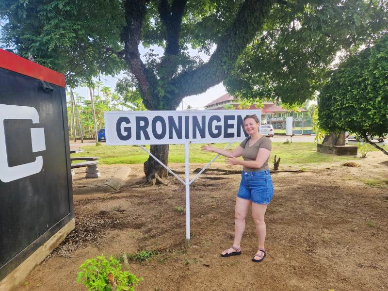Reiziger bij het Groningen bord