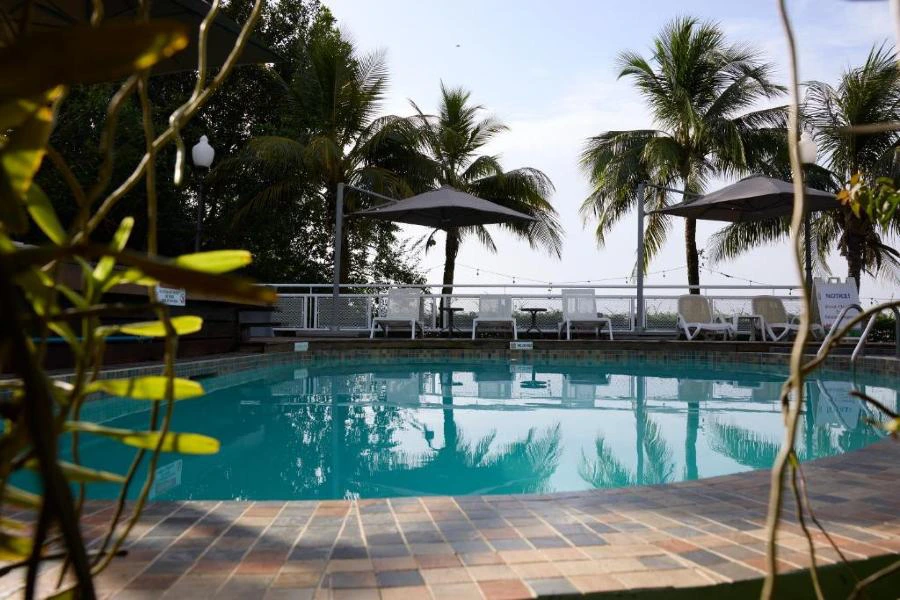 Zwembad comfort hotel Paramaribo Suriname