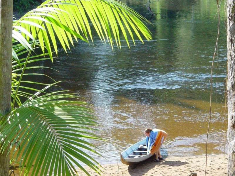 Reiziger haalt de korjaal uit de rivier