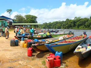 Gekleurde boten aan de rivier