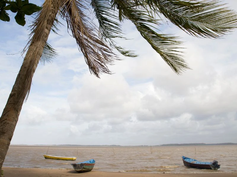 Maroni rivier met gekleurde boten