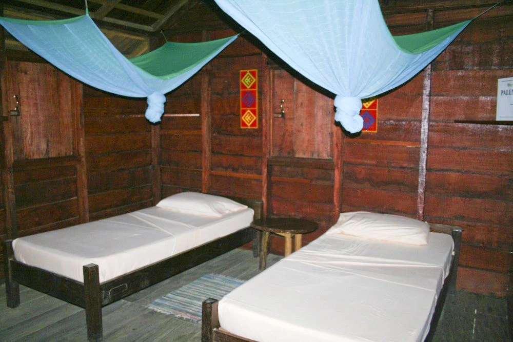 De slaapkamer van de accommodatie met twee bedden.