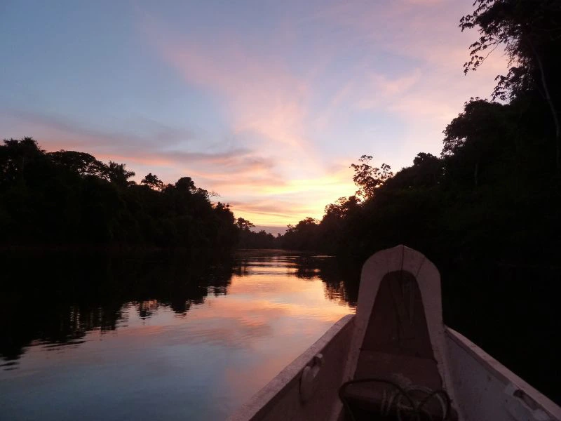 De Kabalebo rivier met zonsondergang
