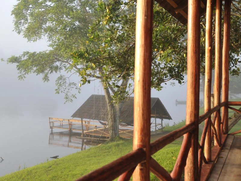 De verranda van de accommodatie uitkijkend op de rivier