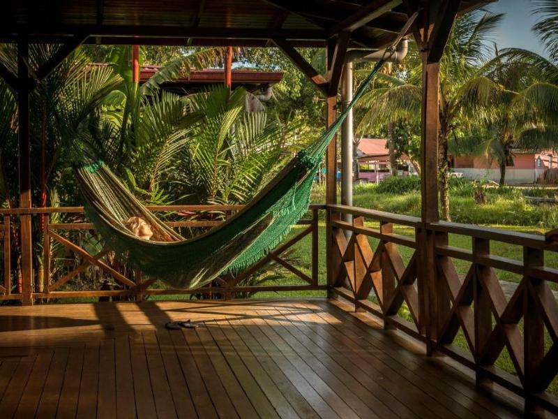 Reiziger liggend in de hangmat op de Veranda van de accommodatie in Peperpot.