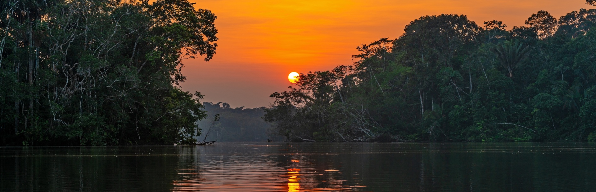 Zonsondergang bij de Suriname rivier