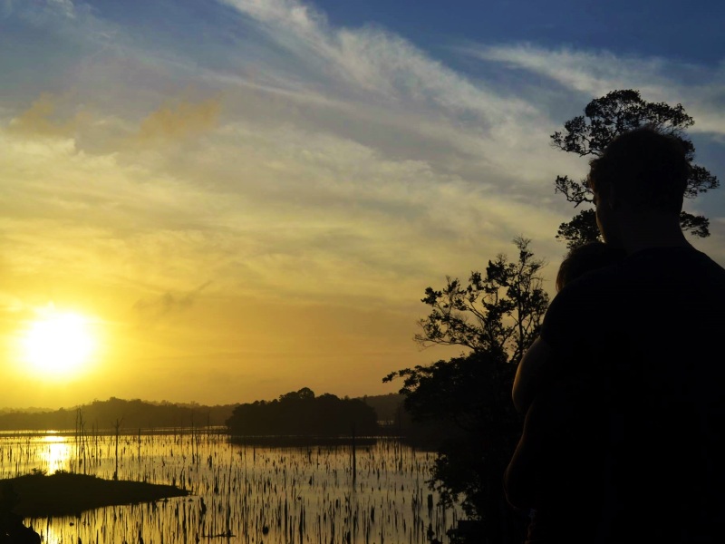 De zonsondergang bij het Brokopondo stuwmeer aan de Brownsberg