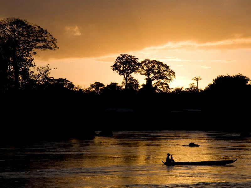 De Surinamerivier met zonsondergang