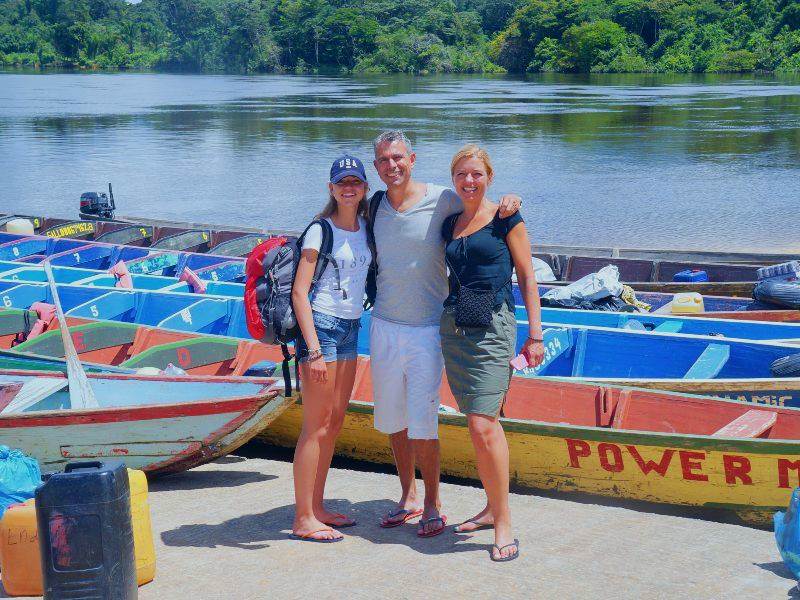 Familie foto voor de gekleurde boten