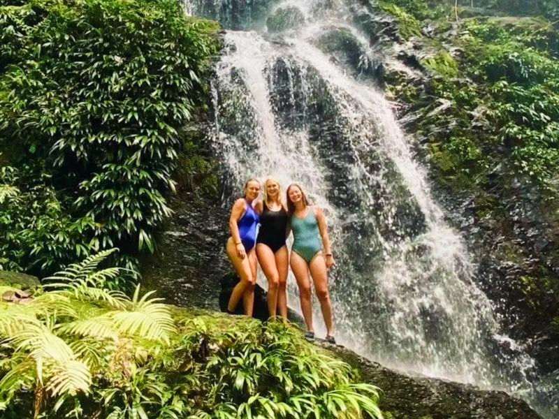 Reizigers voor de irene watervallen in de jungle op de Brownsberg