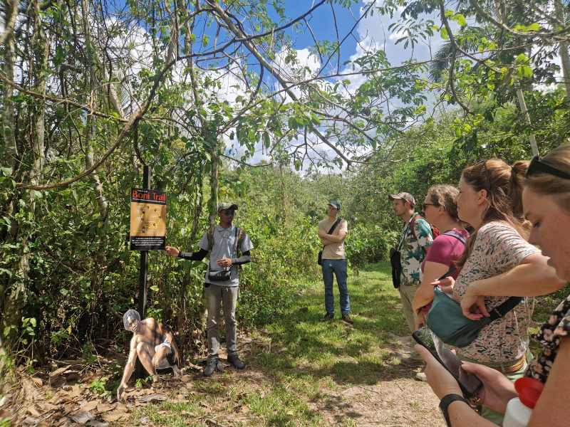 Een gids die aan een groep toeristen uitleg geeft over de rvijheidsstrijder Boni tijdens de Boni Trail